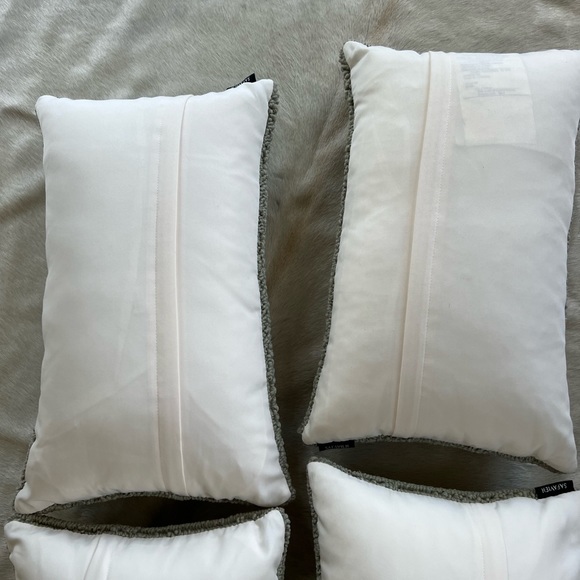 Safavieh 11” x 18” hooked pillows, set of 4, excellent cond. - Picture 9 of 9